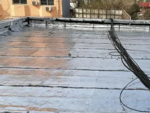 芦溪卫生间漏水维修公司分享下芦溪屋面楼顶防水刚性防水层施工要点。